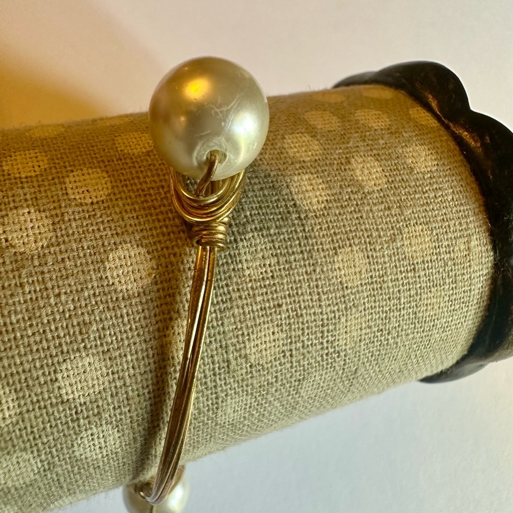 Elegant Gold and Pearl Bangle Bracelet - Picture 3 of 4